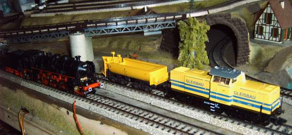 BR 18 mit Hecht-Waggons bei der Durchfahrt. V100 wartet als Sonderzug.