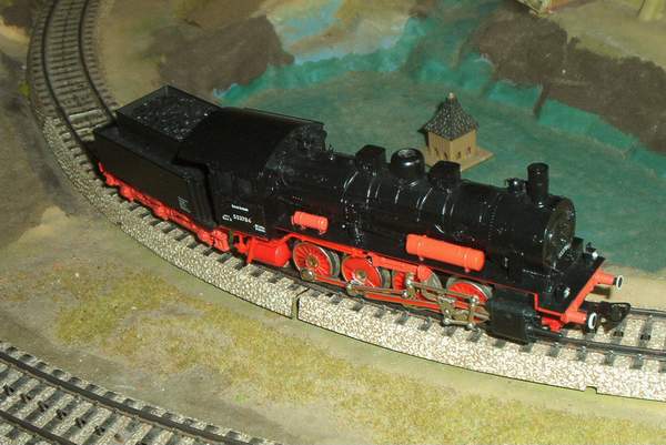 Obwohl die BR 55 mal ein Gleichstrommodell war, f�hrt sie sehr gut �ber die alten M-Gleise von M�rklin.