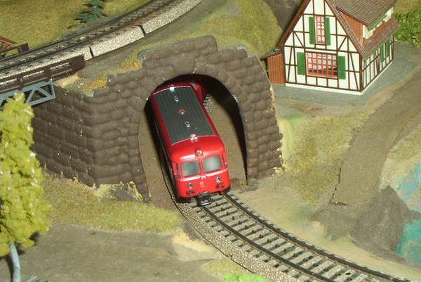 Der Tunneleingang, inmitten auf der Eisenbahnplatte.