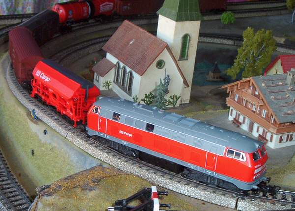 An der Spitze eine Diesellok der BR 216 in neuem DB CARGO Farbkleid.