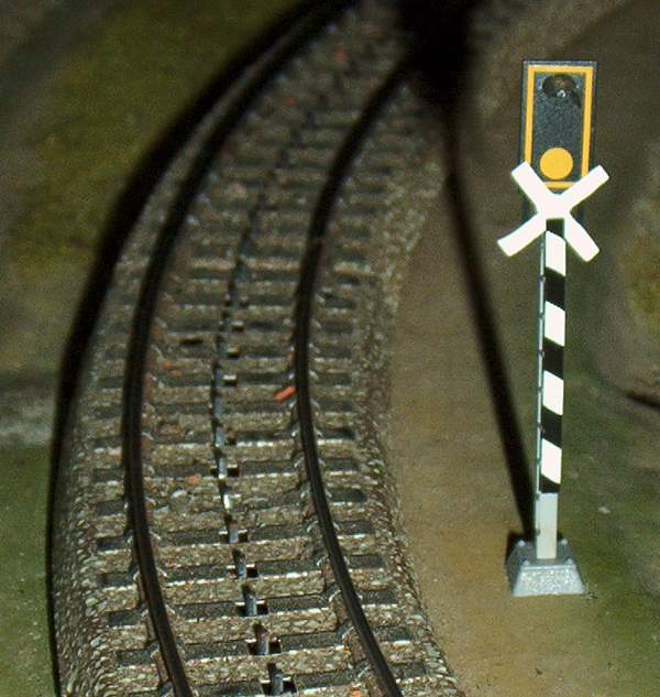 Das Signal steht auf der rechten Anlagenseite, direkt beim See.