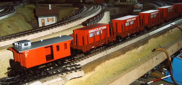 Insgesamt 7 Waggons sind an der Lok angehangen.