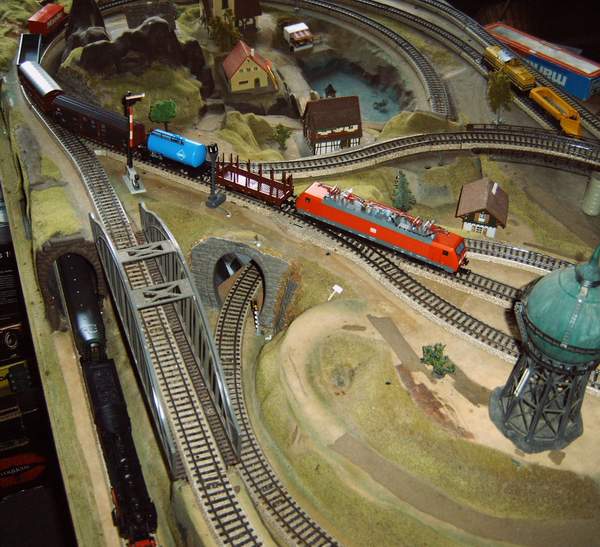 Hinten rechts: V 100 - Schneepflug-Sonderzug. Mitte: BR 189 - kurzer G�terzug. Unten links: BR 18 - historischer Express-Zug.