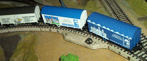 Die letzten beiden Waggons mit der sommerlichen und winterlichen Skyline von Hersfeld.