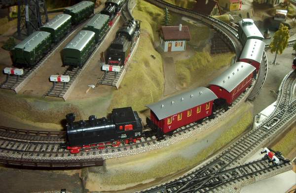 Die 3197 von M�rklin zieht den nostalgischen Personenzug.