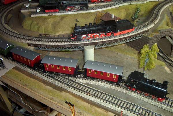 Im Hintergrund zusehen, sind die BR 55, sowie die ausgemusterte BR 24.