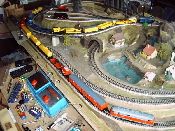 Im Vordergrund der eigens zusammengestelle Rettungszug. Im hintergrund der verl�ngerte Bauzug.