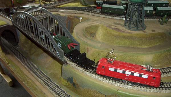 F�r die Br�cke ist das Gewicht des Schwertransportes kein Problem.