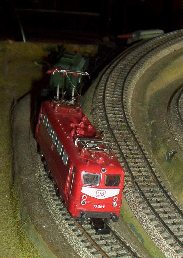 Gezogen wird der Schwertransport von einer BR 141.