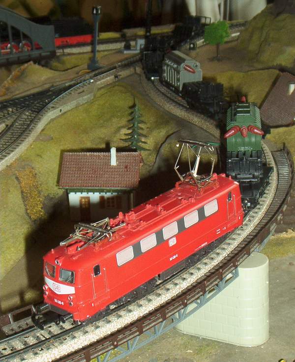 Der Schwertransport auf der Br�cke im Vordergrund.